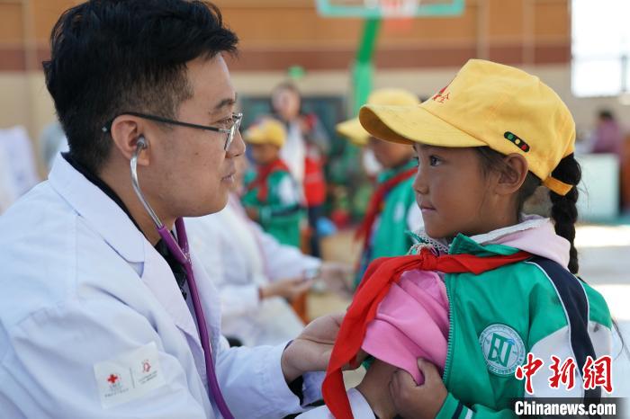 6月27日，西藏康馬縣南尼鄉(xiāng)中心小學(xué)的孩子參加先心病篩查?！√K丹 攝