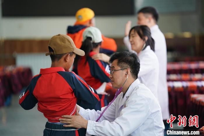 6月26日，西藏日喀則特校的孩子參加先心病篩查?！√K丹 攝