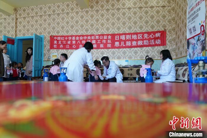 6月27日，西藏康馬縣雙語幼兒園的孩子參加先心病篩查。　蘇丹 攝