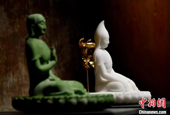 圖為展覽中圍繞西藏歷史與傳統(tǒng)創(chuàng)作的雕塑作品?！±盍?攝
