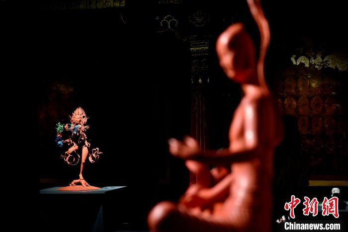 圖為展覽中圍繞西藏歷史與傳統(tǒng)創(chuàng)作的雕塑作品?！±盍?攝