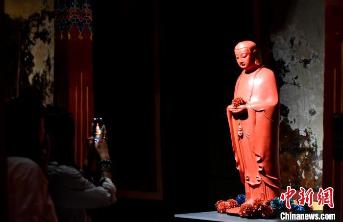 圖為觀眾正在欣賞展覽中的雕塑作品。