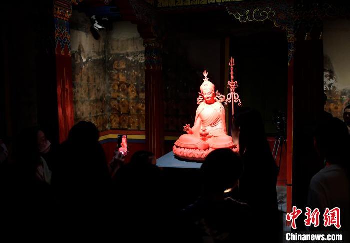 圖為觀眾正在欣賞展覽中的雕塑作品。　李林 攝