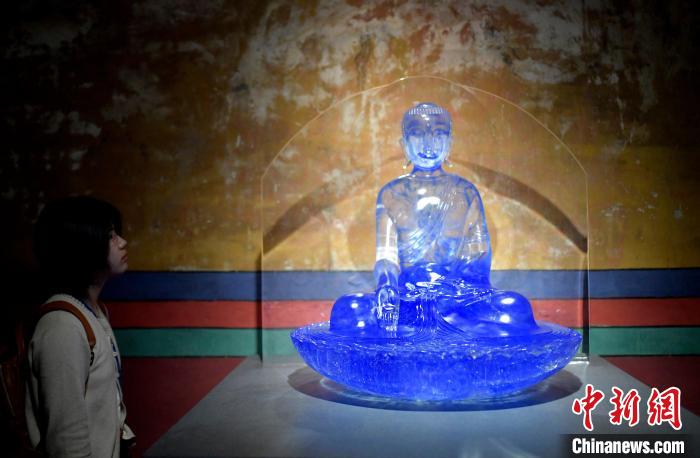 圖為觀眾正在欣賞展覽中的雕塑作品?！±盍?攝