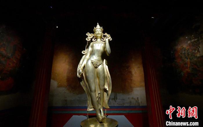 圖為展覽中圍繞西藏歷史與傳統(tǒng)創(chuàng)作的雕塑作品《八萬四千年》?！±盍?攝