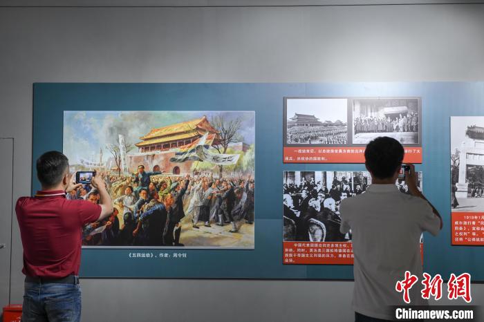 圖為市民參觀《曙光·偉業(yè)——五四運(yùn)動與中國共產(chǎn)黨的成立》“七一”特展。　貢嘎來松 攝