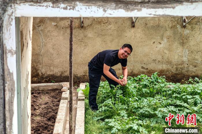 移民管理警察羅忠江在公珠湖執(zhí)勤點(diǎn)的大棚內(nèi)?！↓埿▲P 攝