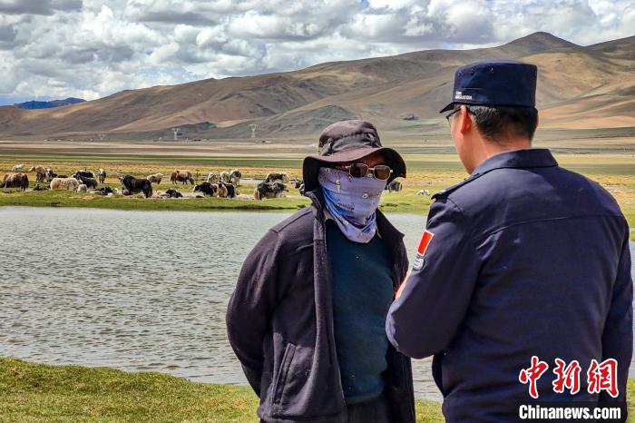 資料圖為民警何宗源在公珠湖了解牧民情況。　龍小鳳 攝