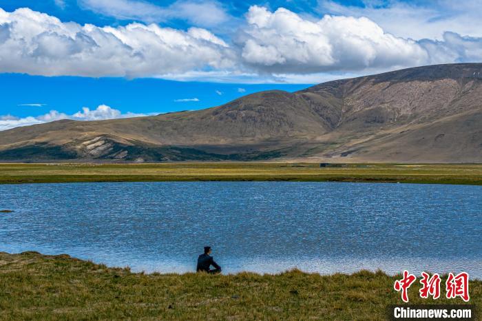 資料圖為執(zhí)勤民警何宗源在公珠湖畔濕地留影。　龍小鳳 攝