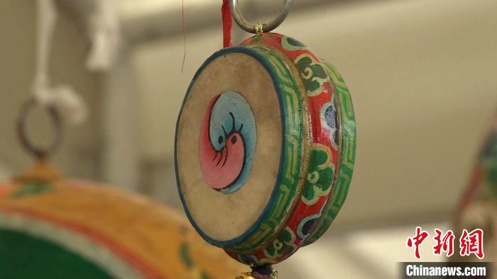 圖為“松贊夜市”里的特色文創(chuàng)產品?！∝暽＠?攝