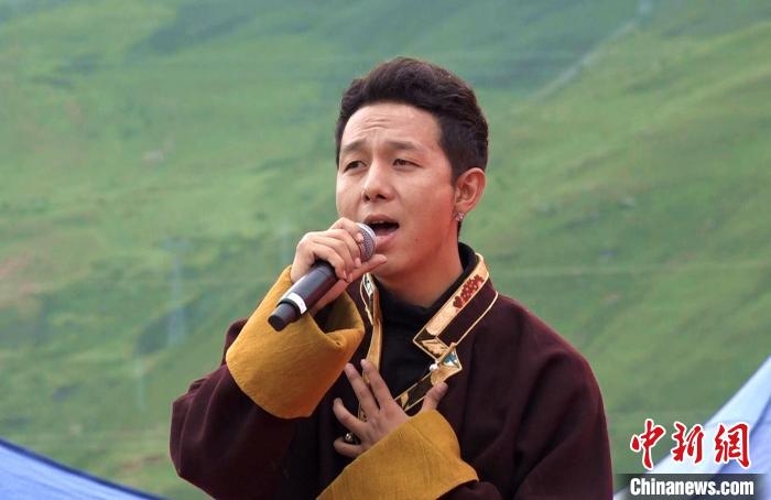 圖為藝人為開幕式獻唱?！∝暽＠?攝