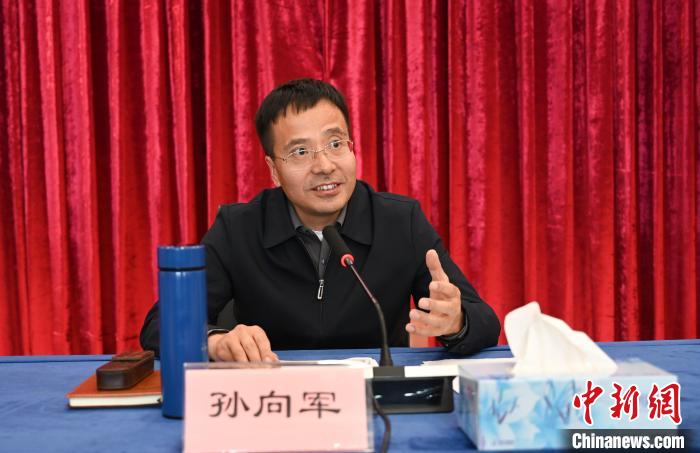 圖為西藏自治區(qū)黨委宣傳部副部長(zhǎng)、自治區(qū)社科院黨組書記孫向軍主持活動(dòng)?！≮w朗 攝