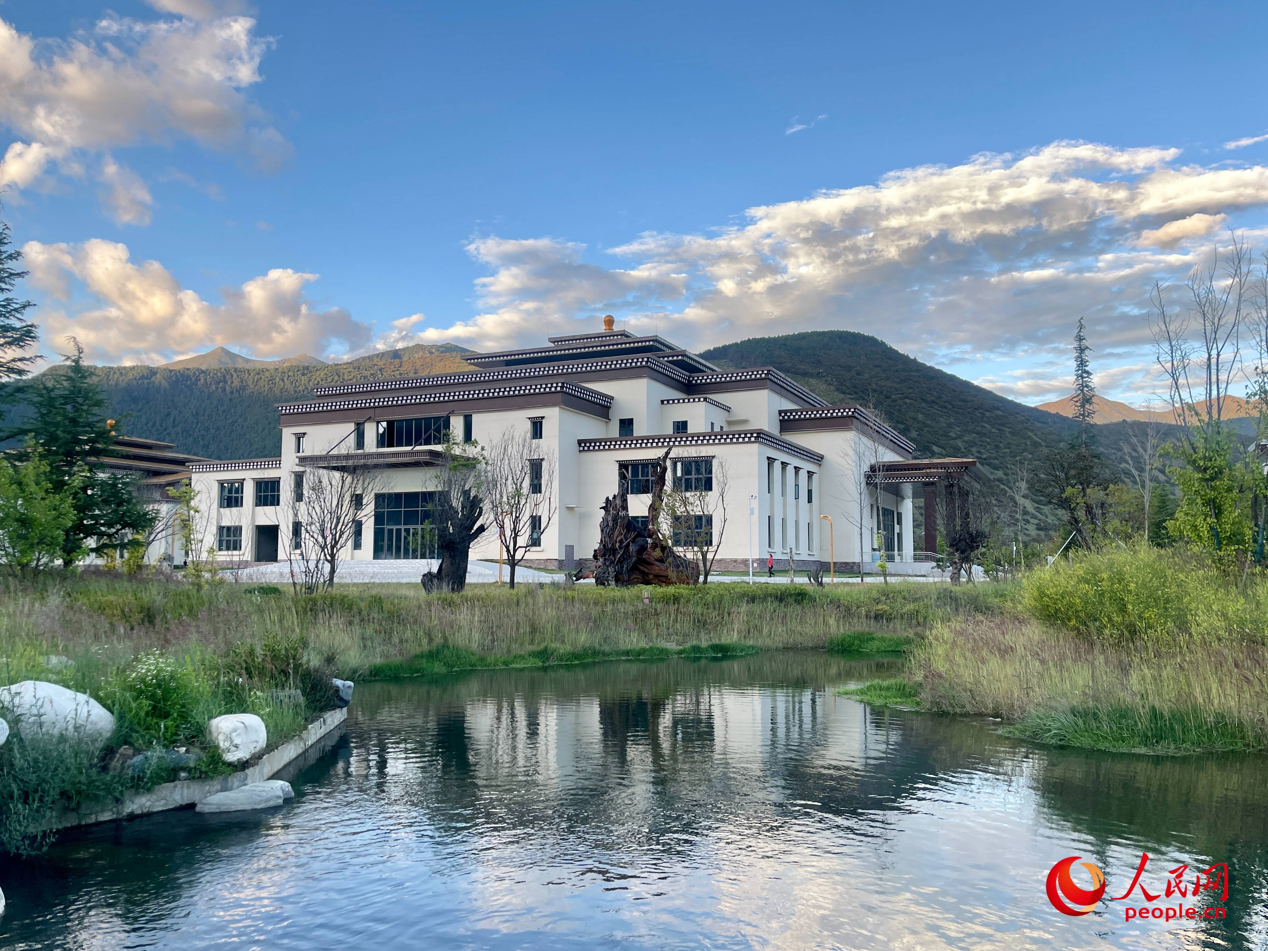 工布公園猶如一幅優(yōu)美畫卷，讓人流連忘返。人民網(wǎng) 周靜圓攝