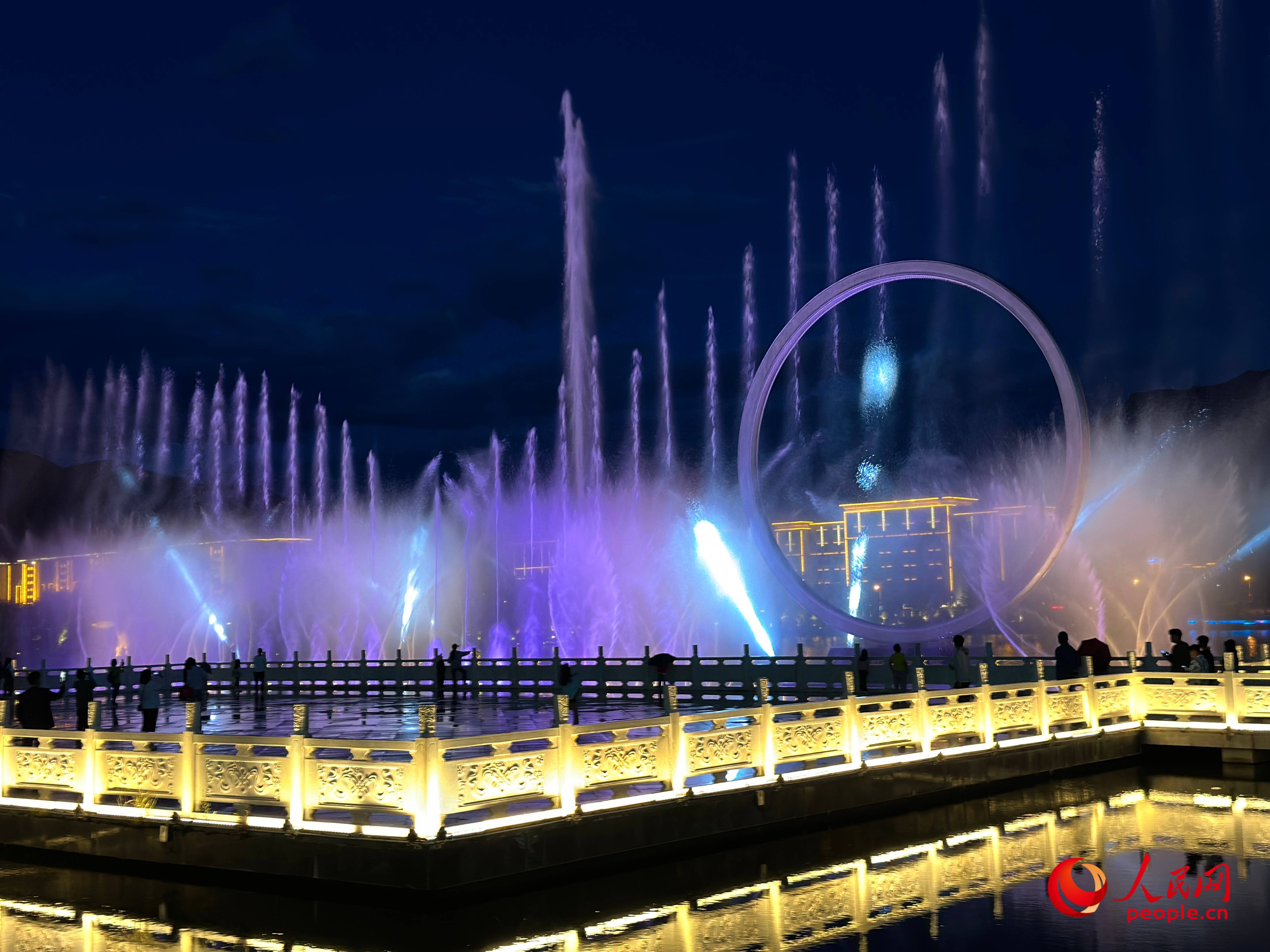 工布公園的音樂水秀噴泉，吸引市民和游客前來拍照打卡。人民網(wǎng) 周靜圓攝