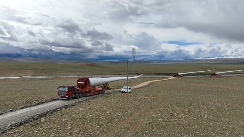 西藏措美哲古風(fēng)電場首批3.6兆瓦風(fēng)電機組運輸。受訪者供圖