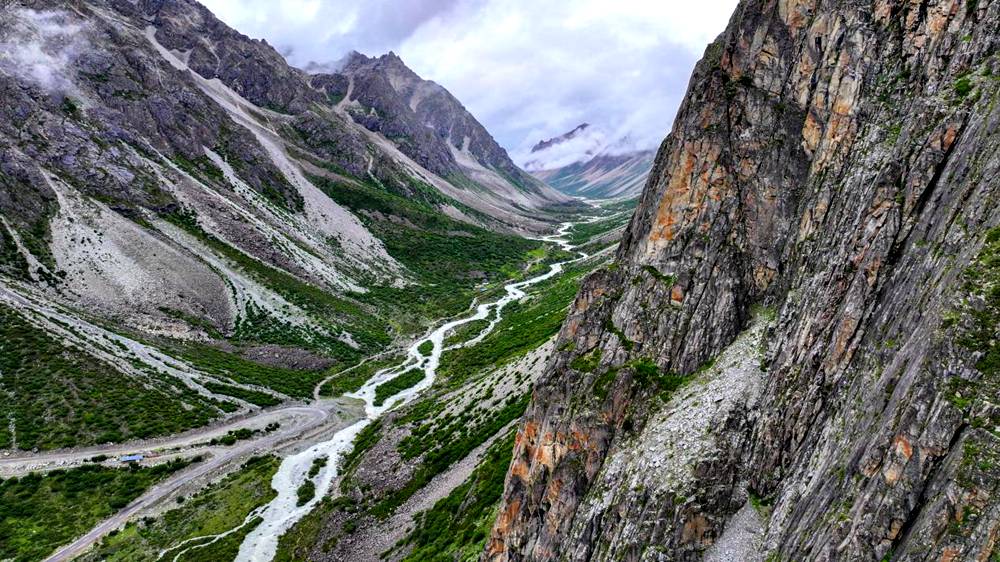 磅礴的河流滋養(yǎng)著山間草木。張澤坤攝