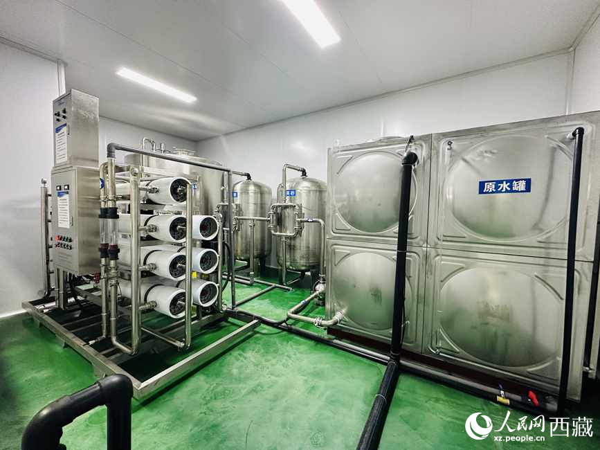 “色達(dá)牙泉”礦泉水（桶裝水）生產(chǎn)加工基地。人民網(wǎng)記者 次仁羅布攝