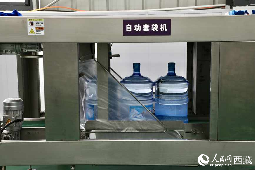 “色達(dá)牙泉”礦泉水（桶裝水）生產(chǎn)加工基地。人民網(wǎng)記者 次仁羅布攝