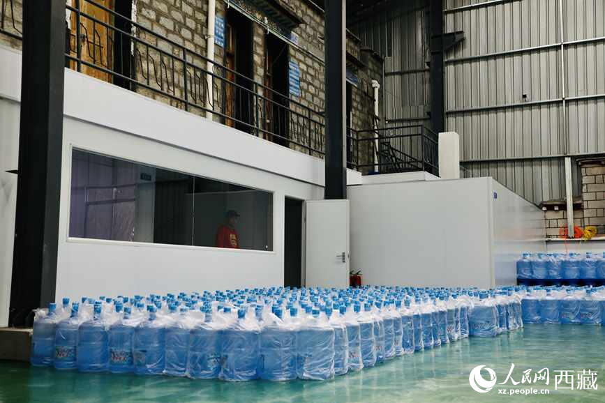 “色達(dá)牙泉”礦泉水（桶裝水）生產(chǎn)加工基地。人民網(wǎng)記者 次仁羅布攝