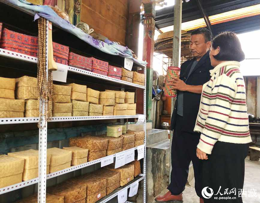 愛明（左一）給游客介紹藤竹產品。