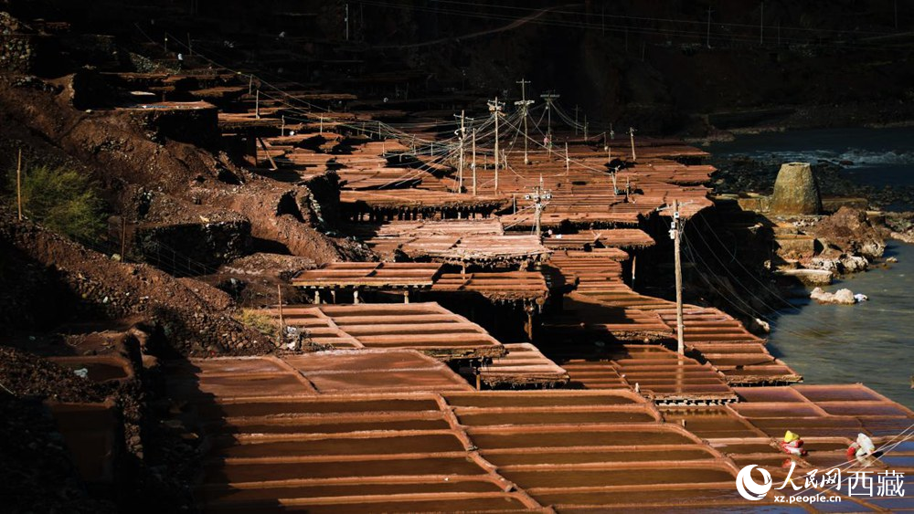 大大小小數(shù)千塊鹽田，形成一道絕美的風(fēng)景線。人民網(wǎng)記者 次仁羅布攝