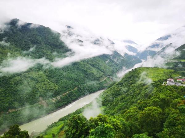 幾代建設(shè)者，歷經(jīng)半個(gè)多世紀(jì)完成！這是一條怎樣的公路？