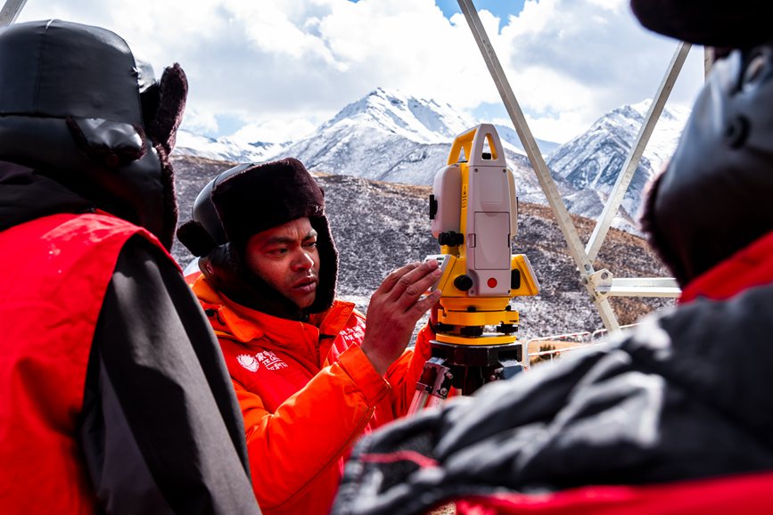 2023年11月30日，西藏自治區(qū)那曲市索縣榮布至丁青縣巴達35千伏線路工程負責人黃小洪（左二）現(xiàn)場開展線路弧測量教學。趙清鵬攝