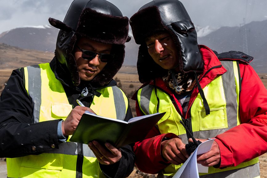 2023年11月30日，西藏自治區(qū)那曲市索縣榮布至丁青縣巴達35千伏線路工程施工現(xiàn)場人員正在開展現(xiàn)場作業(yè)。趙清鵬攝