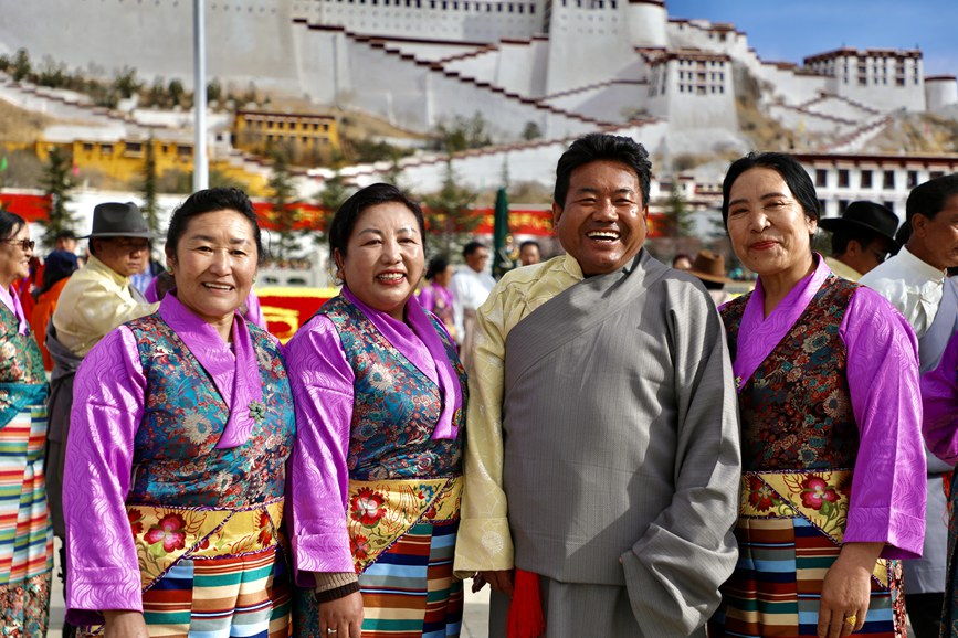 干部群眾身著盛裝在布達(dá)拉宮廣場(chǎng)留影。