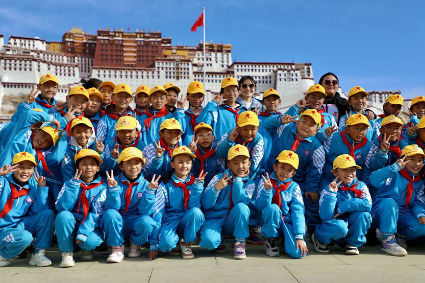 學(xué)生在國(guó)旗下留影。