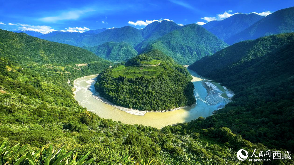 風(fēng)景秀麗、植被繁茂的西藏林芝市墨脫縣果果塘大拐彎。人民網(wǎng)記者 次仁羅布攝