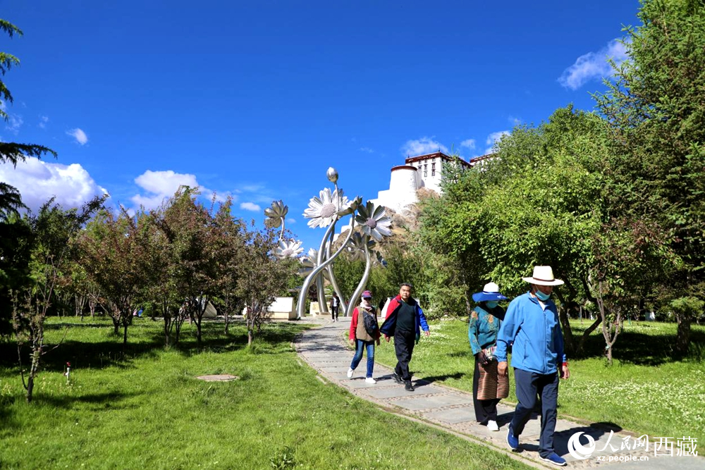 市民在公園內(nèi)散步。