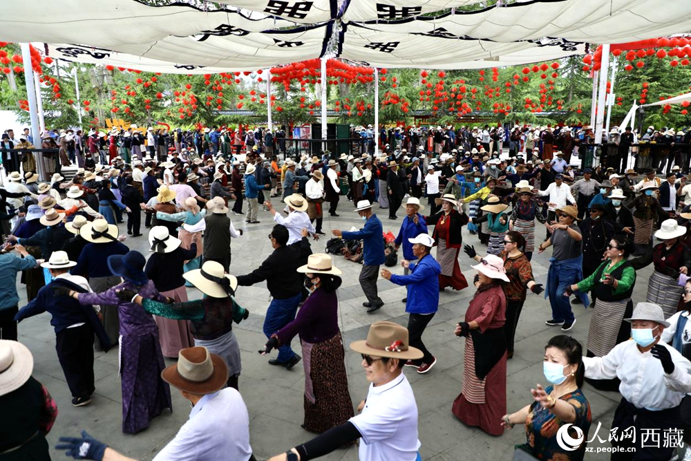 市民在公園內(nèi)跳鍋莊舞。