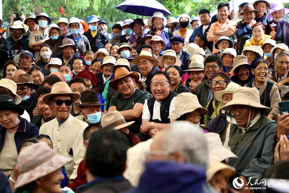 當(dāng)?shù)厝罕姾陀慰陀^看藏戲演出。