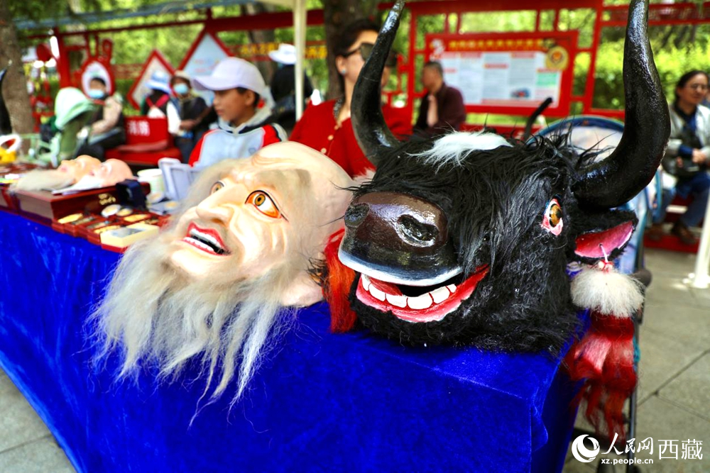 拉薩非遺集市上的藏戲人物與牦牛面具。