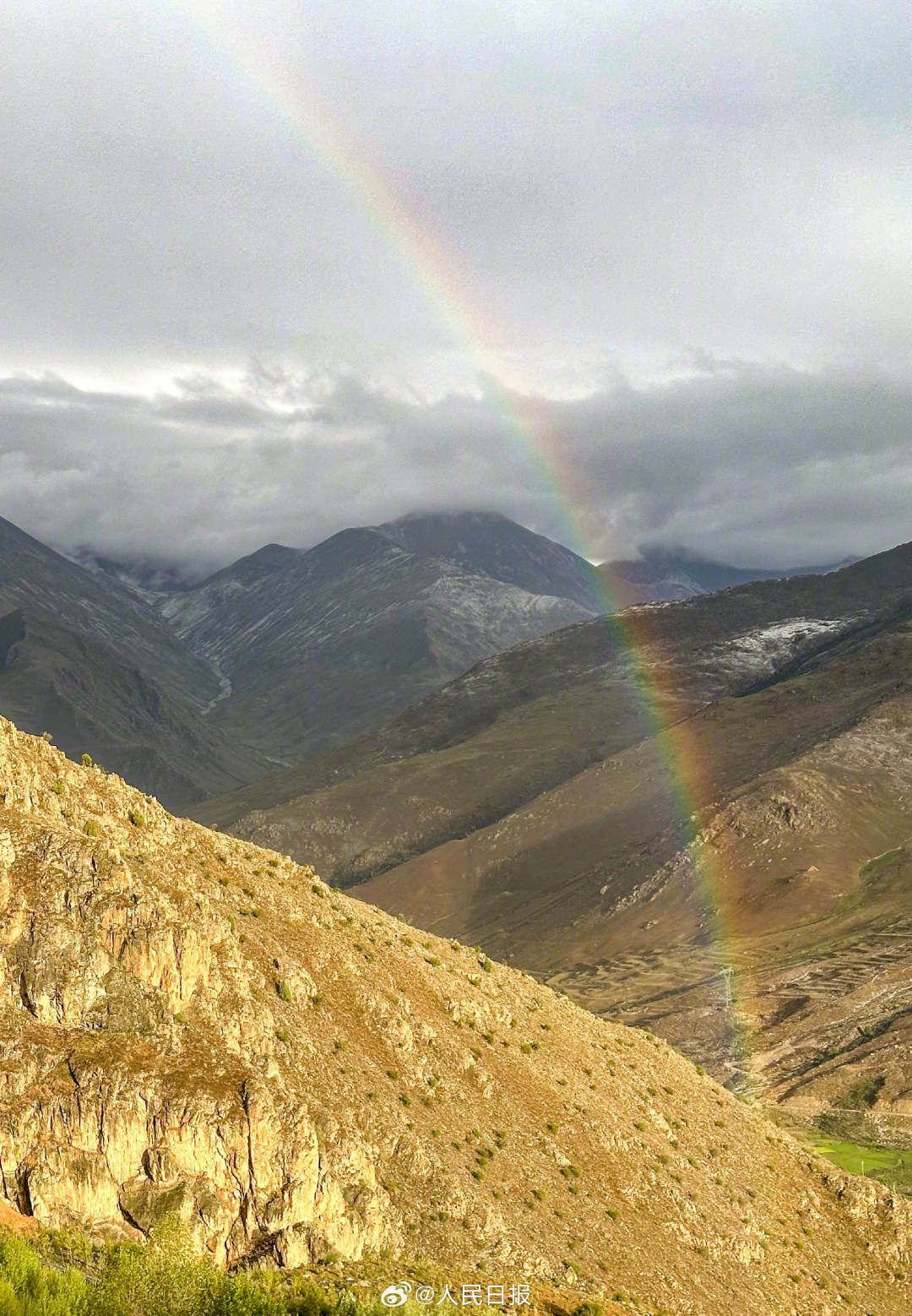 接好運(yùn)！青藏高原現(xiàn)巨大彩虹橋