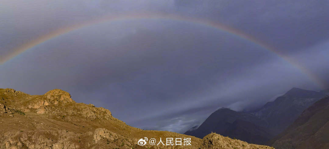 接好運(yùn)！青藏高原現(xiàn)巨大彩虹橋