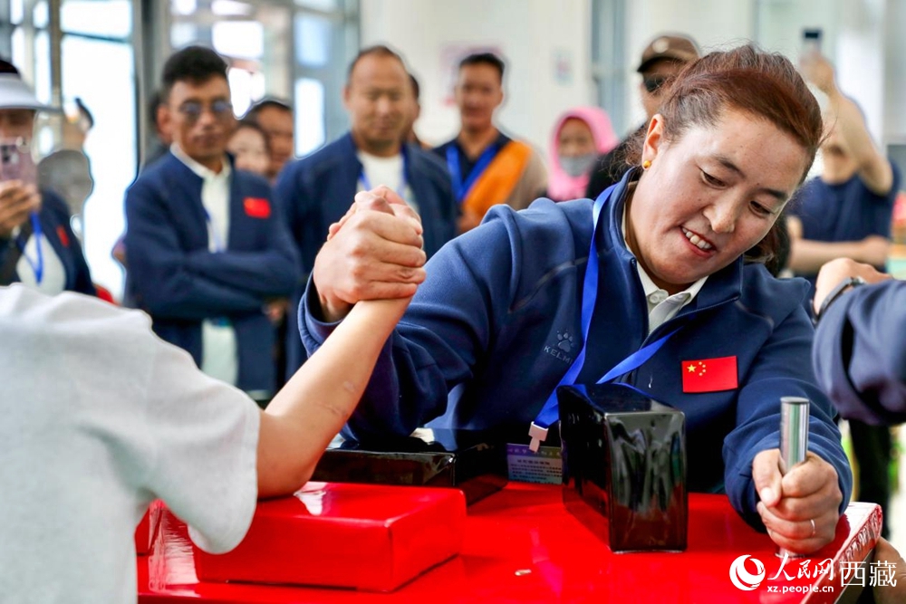 拉薩首屆農(nóng)牧民運(yùn)動(dòng)會(huì)上的掰手腕比賽現(xiàn)場(chǎng)。