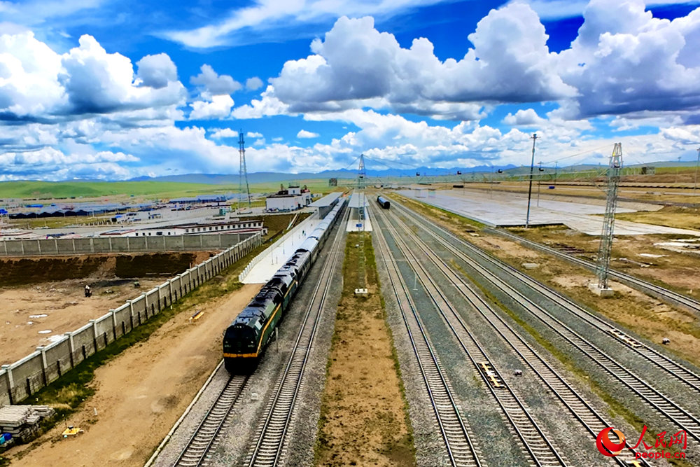 Z166次列車駛向那曲站。人民網(wǎng)記者 趙晨攝