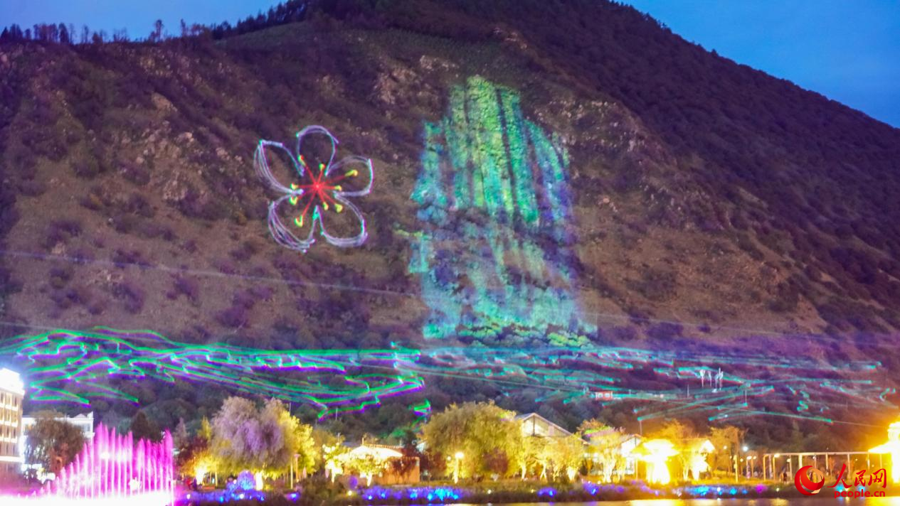 西藏林芝市民族團(tuán)結(jié)廣場燈光秀舞動。人民網(wǎng)記者 趙晨攝