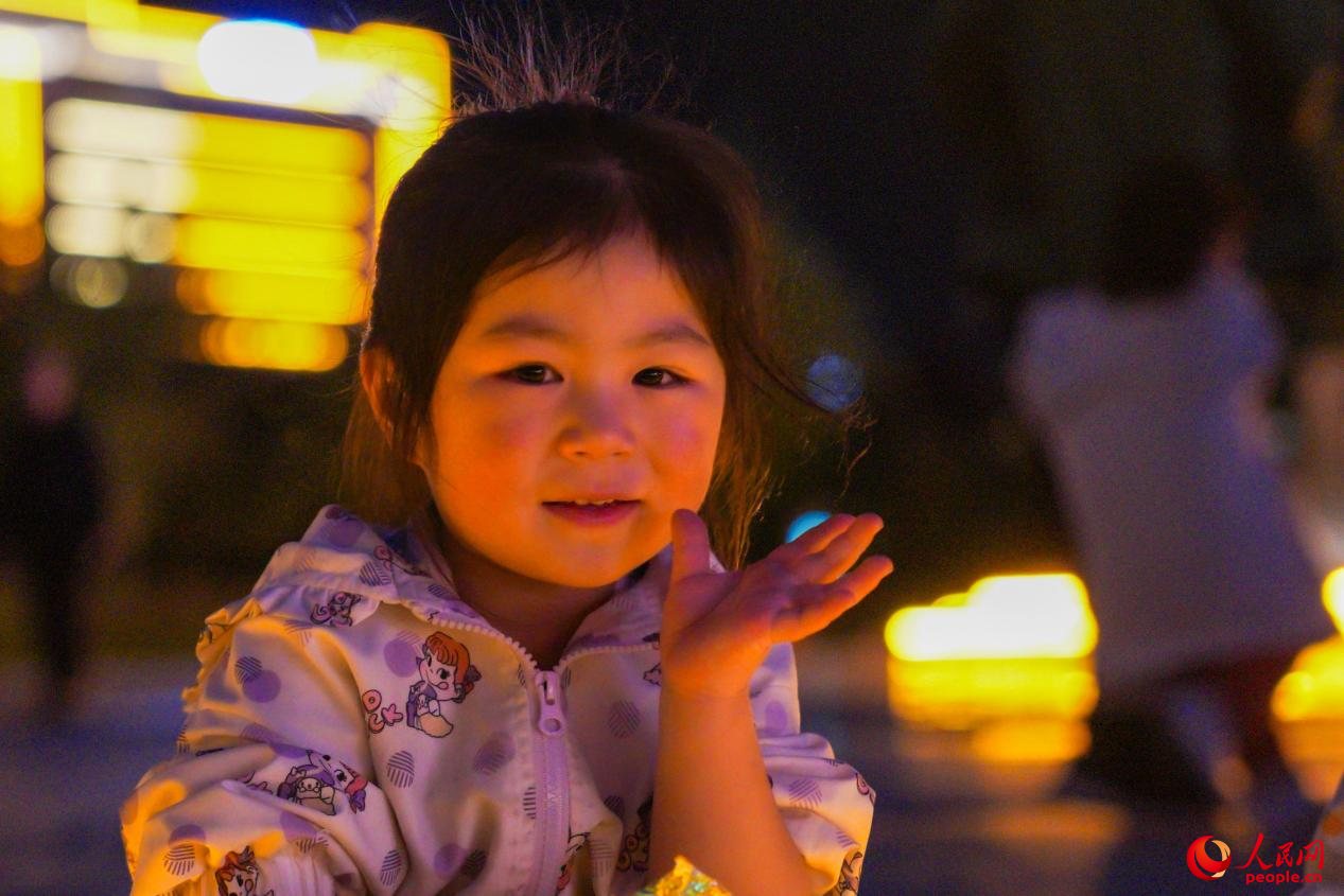 西藏林芝市民族團(tuán)結(jié)廣場上的兒童。人民網(wǎng)記者 趙晨攝