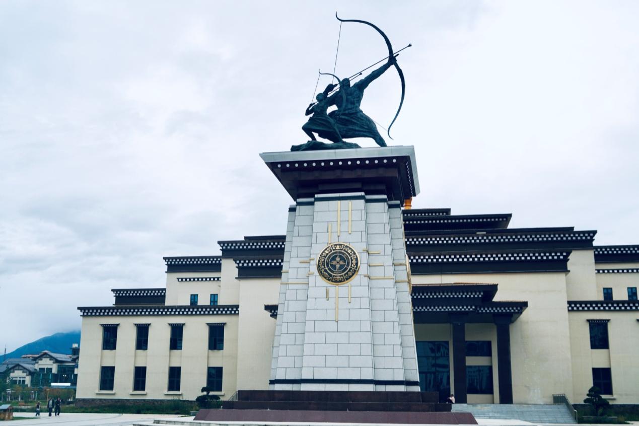 工布公園里的城市地標(biāo)雕塑——畢秀之子。人民網(wǎng)記者 益西康珠攝