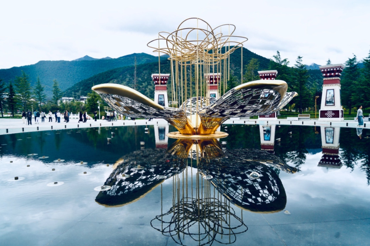 工布公園里的桃花主題雕塑——萬樹桃花。人民網(wǎng)記者 益西康珠攝