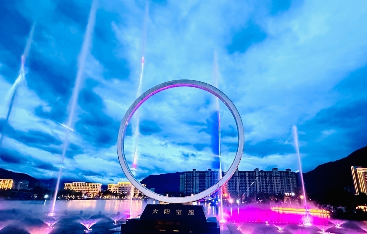 工布公園里的音樂水秀噴泉。人民網(wǎng)記者 益西康珠攝