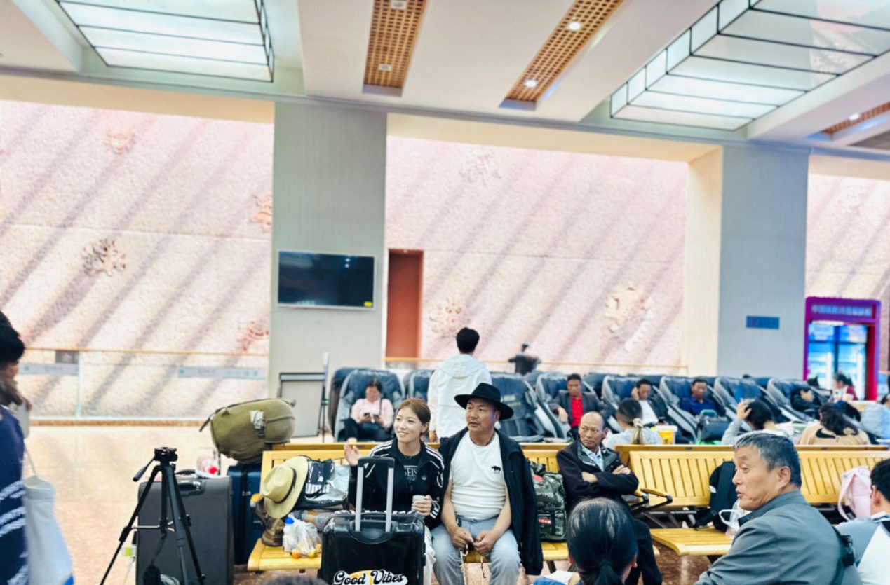 在拉薩火車站候車廳等候列車的乘客。人民網(wǎng)記者 益西康珠攝