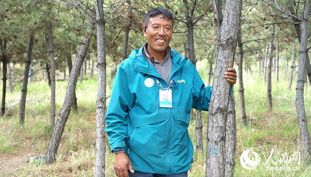 南山公園護林員扎西曲培。人民網(wǎng)記者 宋子節(jié)攝