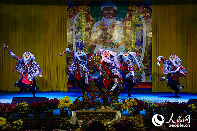 扎西曲登社區(qū)藏戲表演。人民網(wǎng)記者 次仁羅布攝