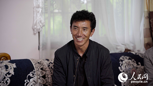 嘎拉村村民達瓦堅參聊起孩子們滿臉自豪。人民網(wǎng)記者 趙晨攝