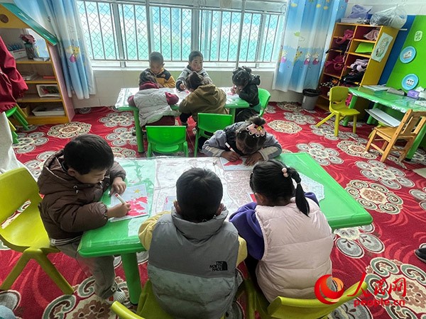 拉多村一所現(xiàn)代化幼兒園小班孩子們正在繪畫。張敏穎 攝