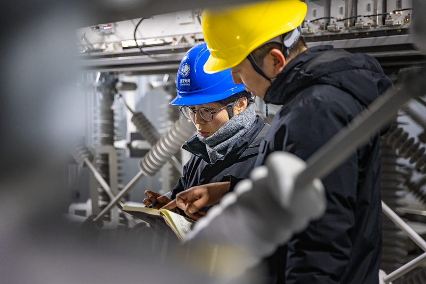 阿里地區(qū)首套電網(wǎng)側(cè)帶超容構(gòu)網(wǎng)型SVG工程現(xiàn)場工作人員正在進行投運前設備位置檢查。趙清鵬攝